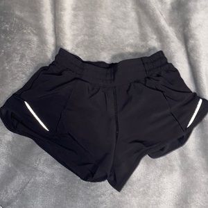 size 0 2.5’ black lululemon hotty hots